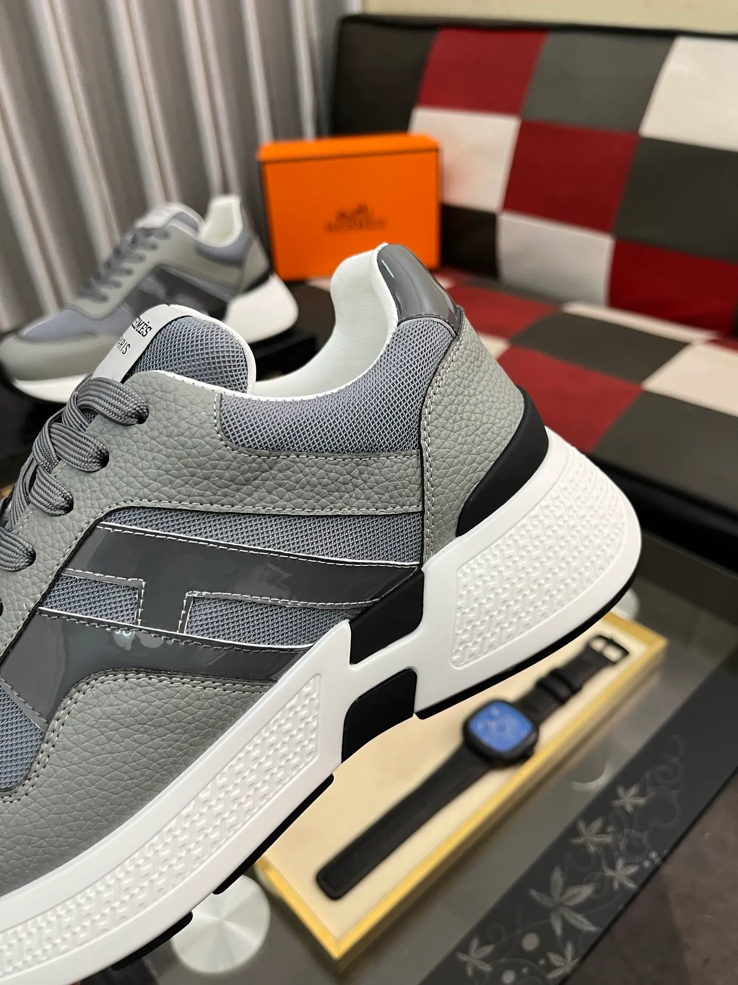 Men's shoes 💰540⌚️⌚️HERMES/Hermès Hugo thick-soled sneakers, casual men's shoes, these sneakers are made of imported first-layer cowhide leather and breathable mesh design. The contrasting color design creates a dynamic and modern shape. The front end of the toe is decorated with natural-color rubber inlays, which is novel and fashionable. The texture is incomparable, with cowhide lining and cowhide foot pads, the upper foot is comfortable and breathable, and the rubber sole is decorated with geometric patterns and iconic "H" details. A very personal one! Size: 38-44